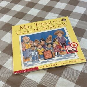 🟢10/$10 - Book - Mrs. Toggle's Class Picture Day